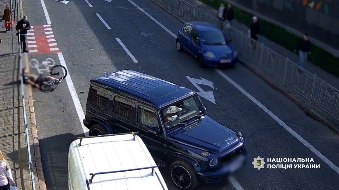 У Києві водій Mercedes побив велосипедиста до втрати свідомості через зауваження: злочин зафіксувала камера. Відео