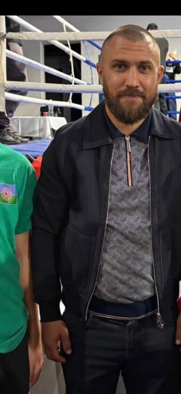 Ломаченко появился на публике и озадачил фанатов внешним видом: как сейчас выглядит экс-боксер. Фотофакт