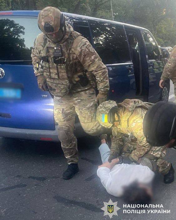 У Києві водій Mercedes побив велосипедиста до втрати свідомості через зауваження: злочин зафіксувала камера. Відео