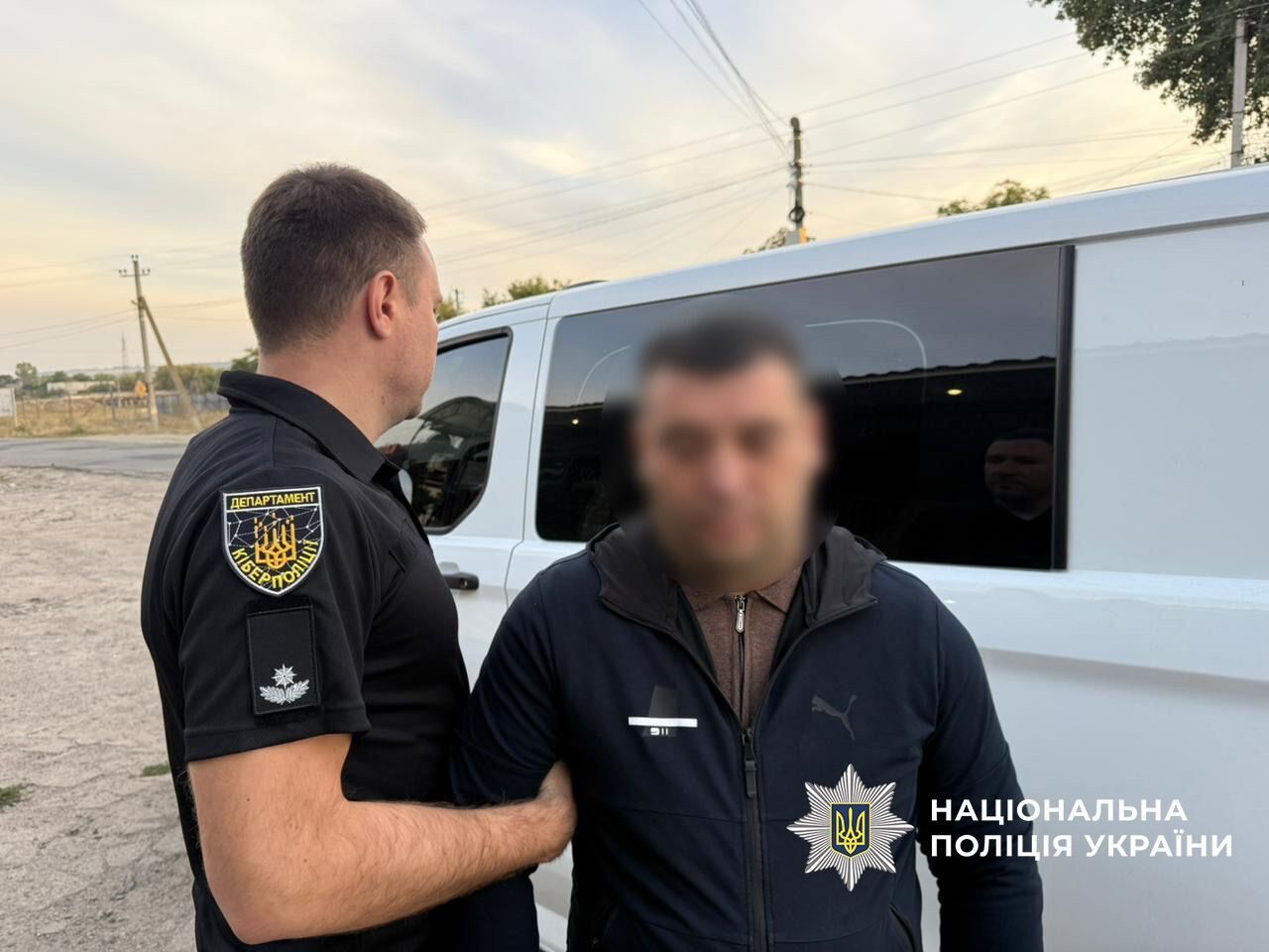 Правоохоронці провели масові обшуки