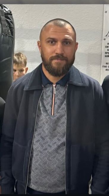 Ломаченко появился на публике и озадачил фанатов внешним видом: как сейчас выглядит экс-боксер. Фотофакт