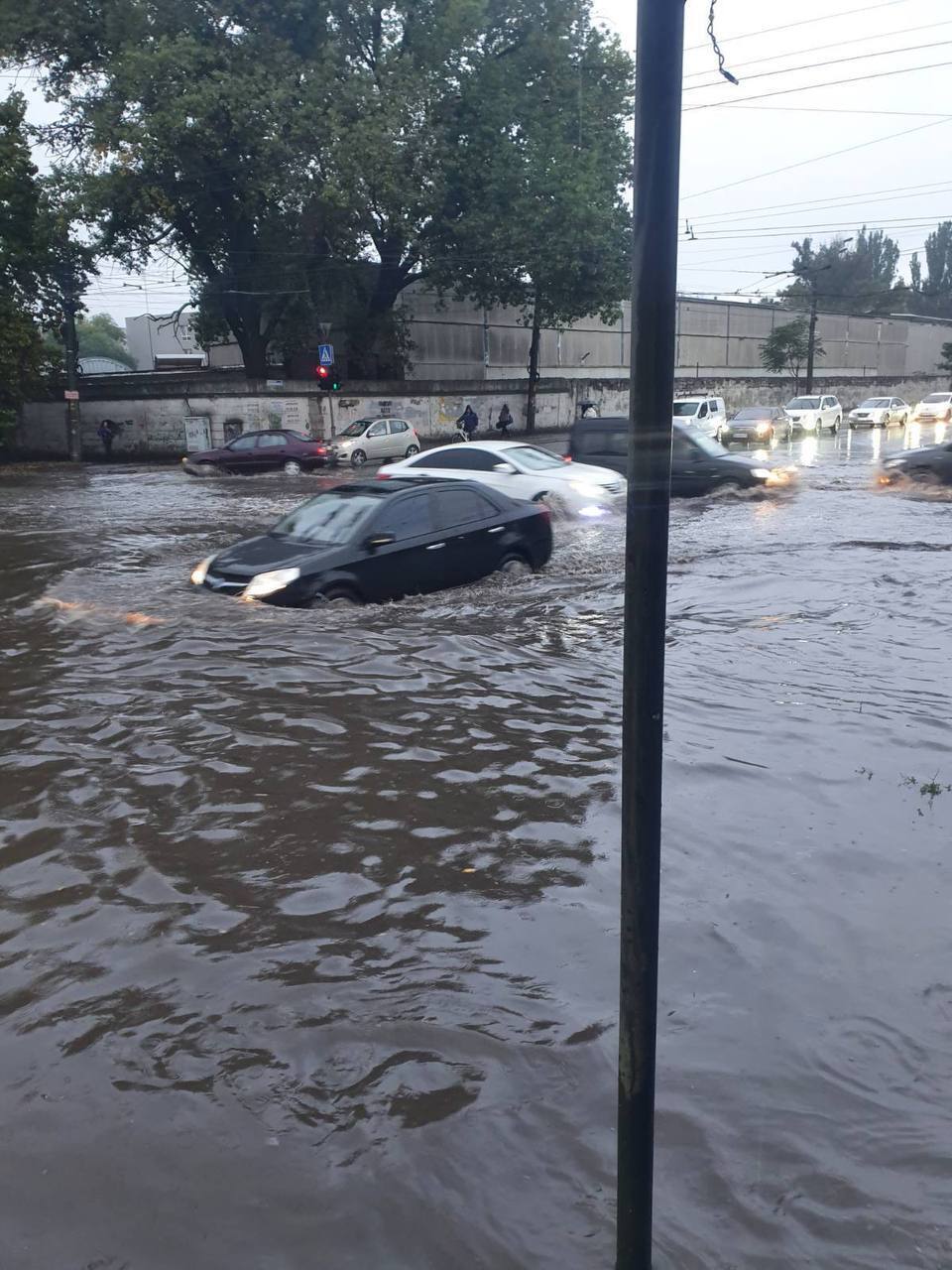 Потоки води зносять авто: в Одесі та Чорноморську вулиці перетворилися на річки через потужну негоду. Фото і відео