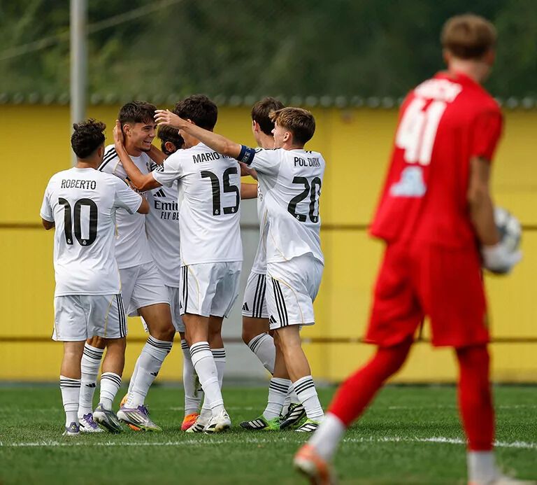 Украинский вратарь отбил пенальти в первом же матче за "Реал" в Юношеской лиге УЕФА. Видео