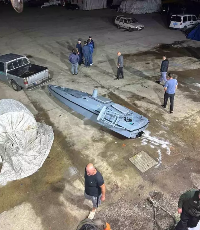 В Турции на побережье рыбаки обнаружили морской дрон: говорят, что может принадлежать Украине. Фото и видео