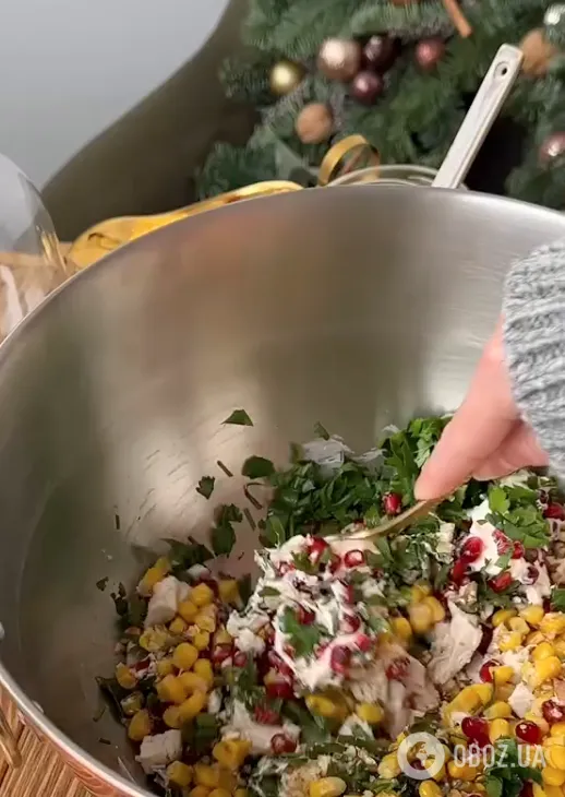Вкусный салат ''Праздничный'' из бюджетных продуктов: самый простой рецепт блюда