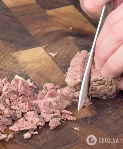 Оливье без колбасы: рассказываем, чем полезным заменить главный продукт в новогоднем салате