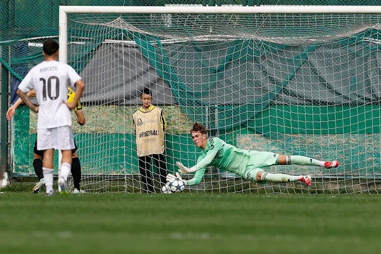 Украинский вратарь отбил пенальти в первом же матче за "Реал" в Юношеской лиге УЕФА. Видео