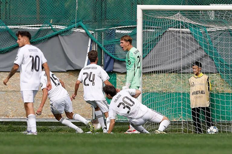 Украинский вратарь отбил пенальти в первом же матче за "Реал" в Юношеской лиге УЕФА. Видео