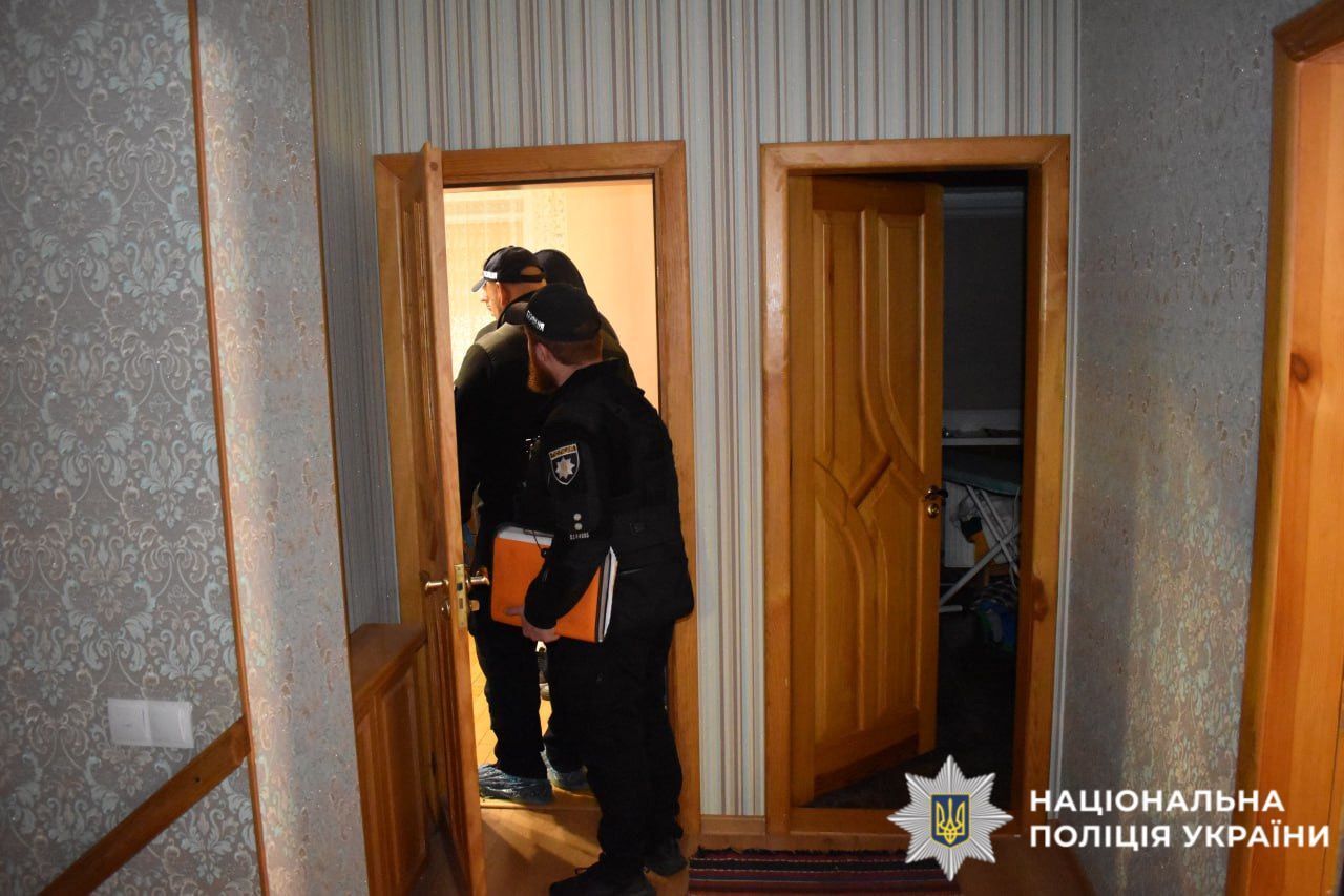 Під Києвом рецидивіст, погрожуючи зброєю, забрав у літнього подружжя готівку на понад 1,6 млн грн. Подробиці та фото