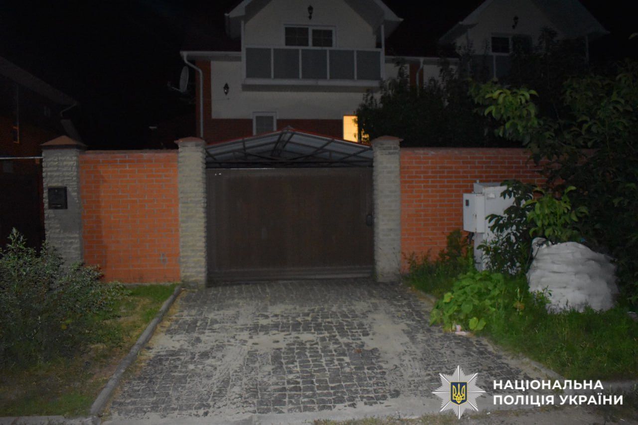 Під Києвом рецидивіст, погрожуючи зброєю, забрав у літнього подружжя готівку на понад 1,6 млн грн. Подробиці та фото