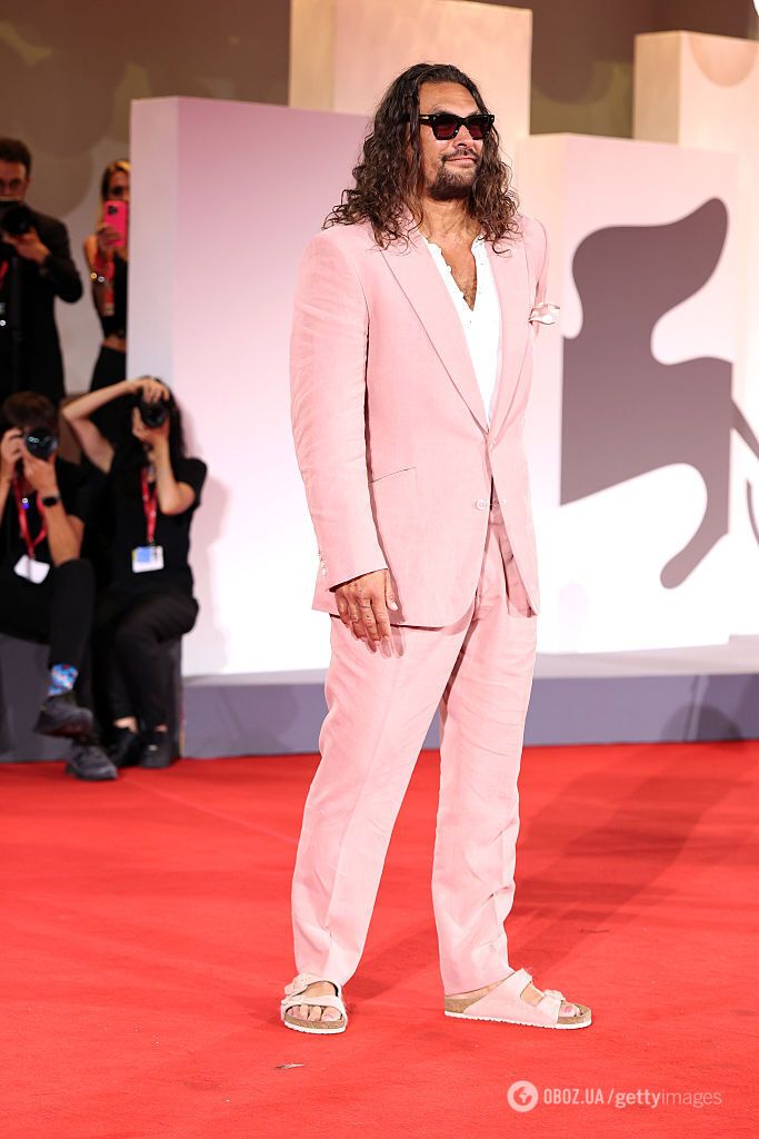 Джейсон Момоа с розовыми ногтями бросил вызов стереотипам: каким был самый смелый мужской образ на Венецианском фестивале 2025