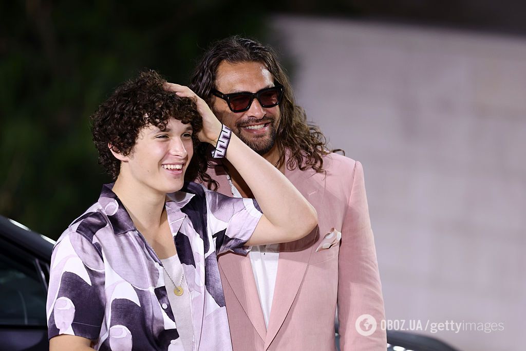 Джейсон Момоа с розовыми ногтями бросил вызов стереотипам: каким был самый смелый мужской образ на Венецианском фестивале 2025