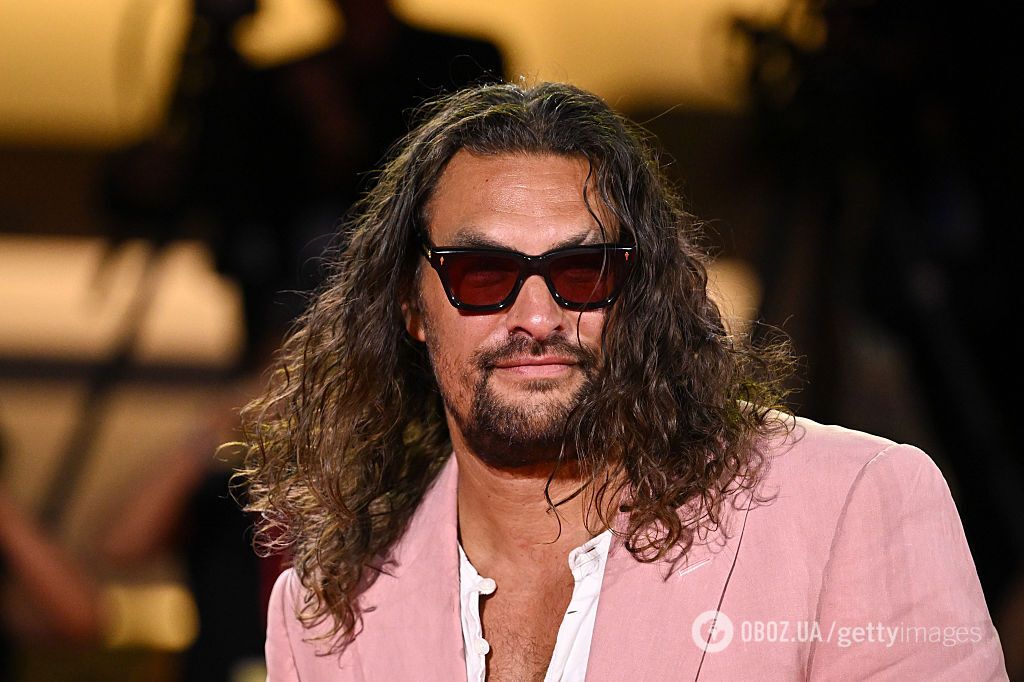 Джейсон Момоа с розовыми ногтями бросил вызов стереотипам: каким был самый смелый мужской образ на Венецианском фестивале 2025