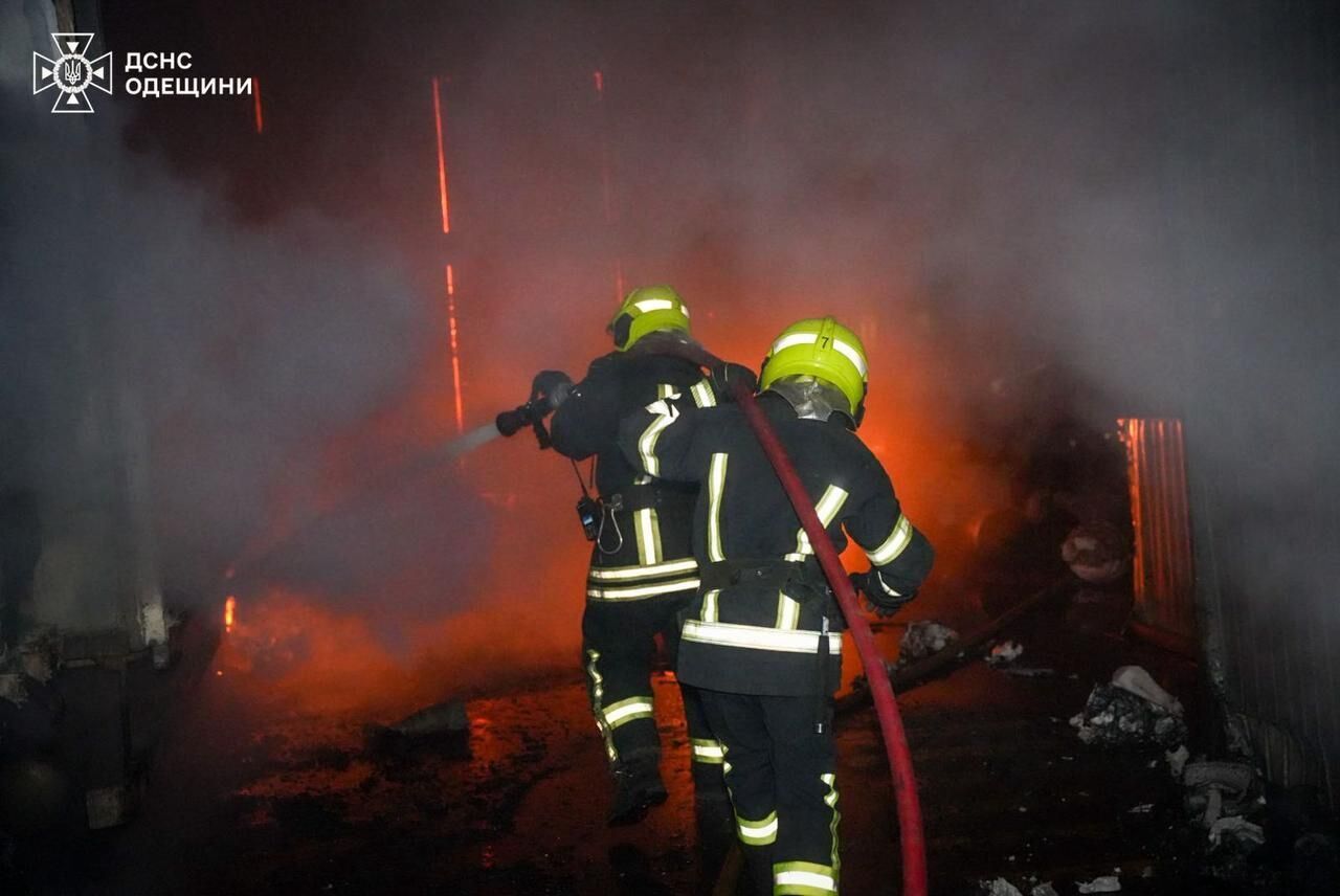 "Нас засипало склом": мешканець Одеси розповів про ворожу атаку на місто і її наслідки. Фото й відео