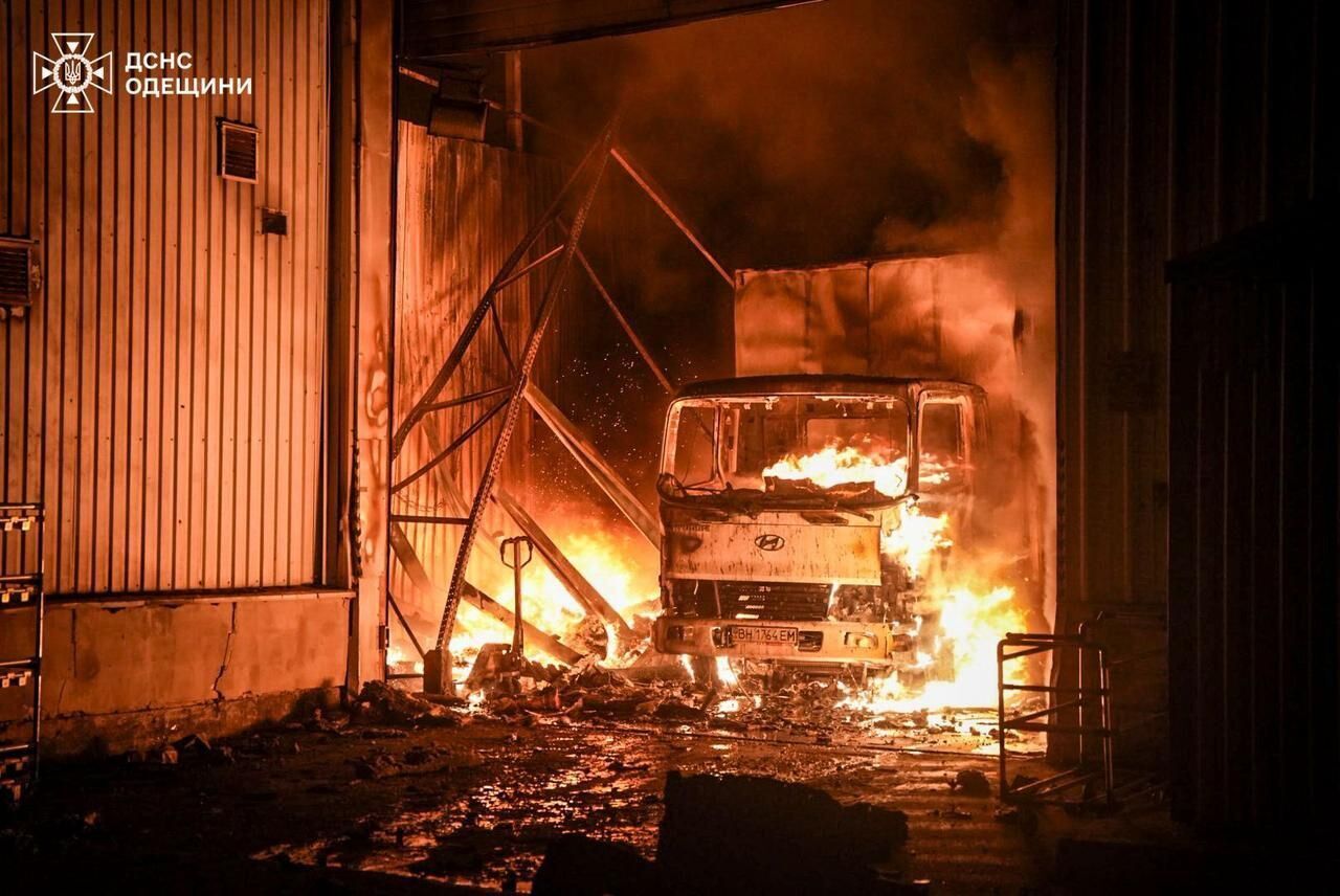 "Нас засипало склом": мешканець Одеси розповів про ворожу атаку на місто і її наслідки. Фото й відео