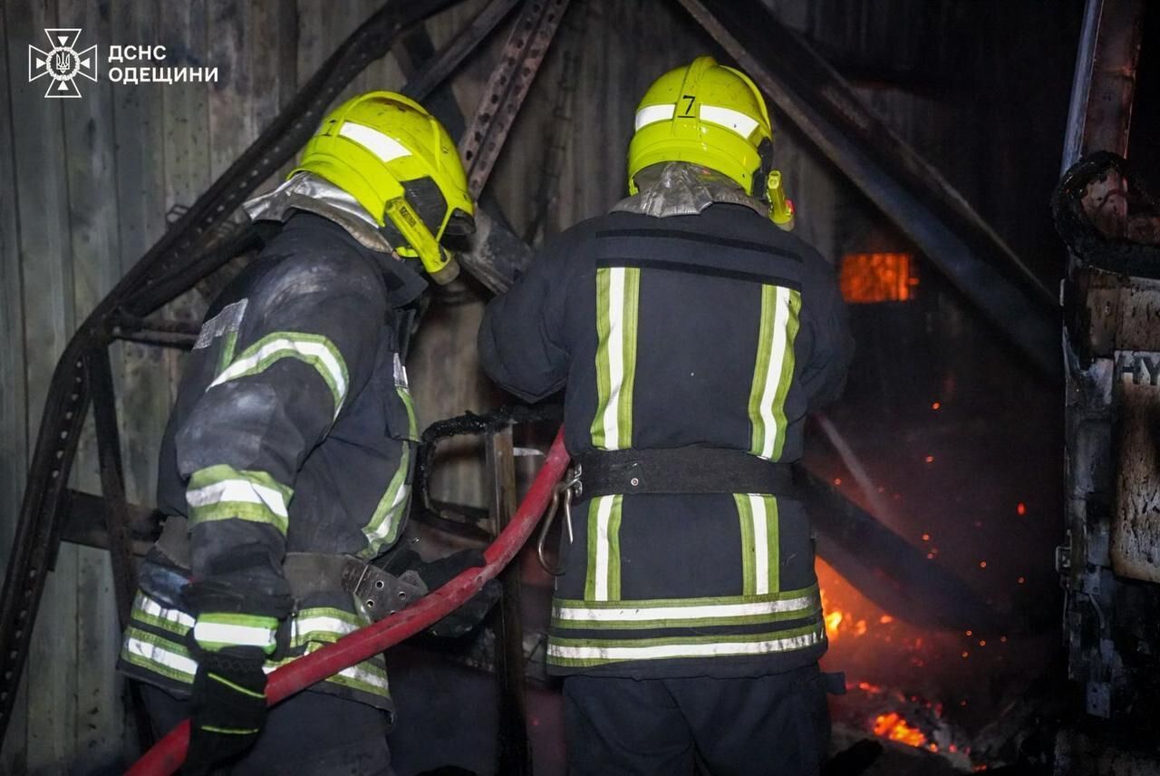 "Нас засипало склом": мешканець Одеси розповів про ворожу атаку на місто і її наслідки. Фото й відео