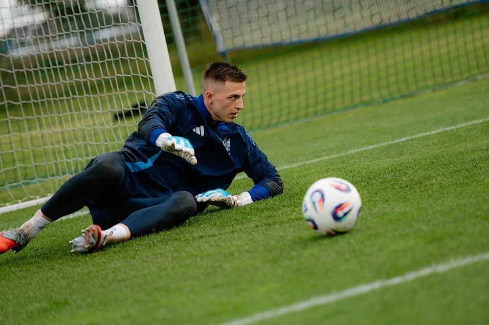 Сборная Украины сегодня начинает отбор на ЧМ-2026: собрали все, что надо знать о проблемах, французах и нашем составе