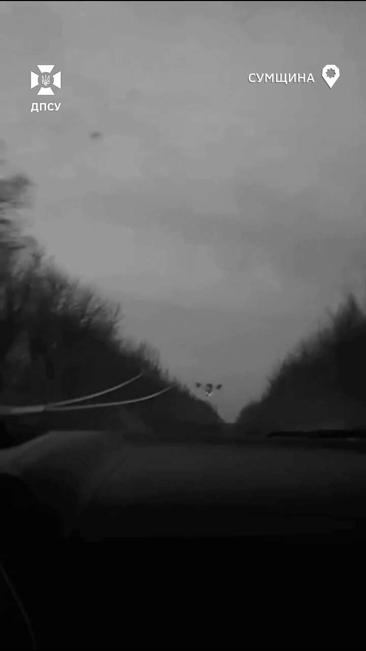 На Сумщині ворожий FPV-дрон влучив у лобове скло авто українських воїнів і не вибухнув: момент потрапив на відео