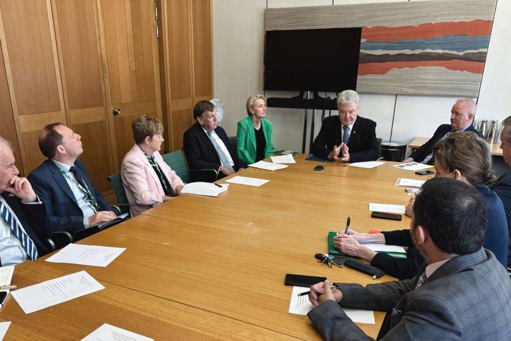 Посилення санкцій проти РФ і зброя: Порошенко у Британії провів переговори із урядовцями і депутатами