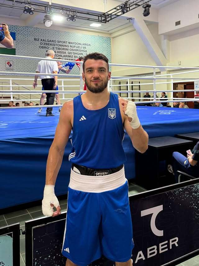 Непереможний український боксер швидкісним нокаутом виграв бій на чемпіонаті світу. Відео