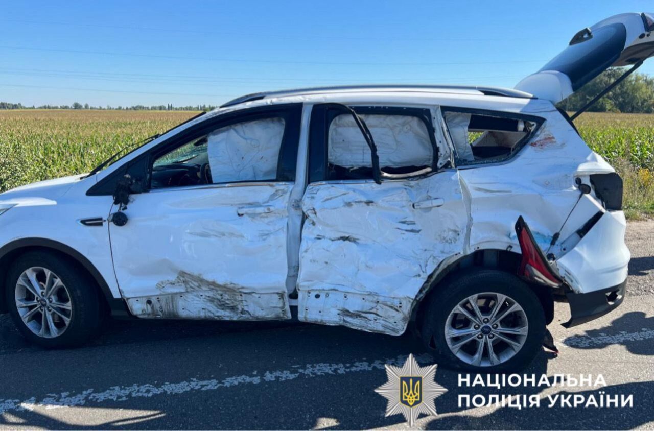 Під Києвом внаслідок зіткнення з легковиком загорівся мотоцикл: є загиблий. Подробиці та фото