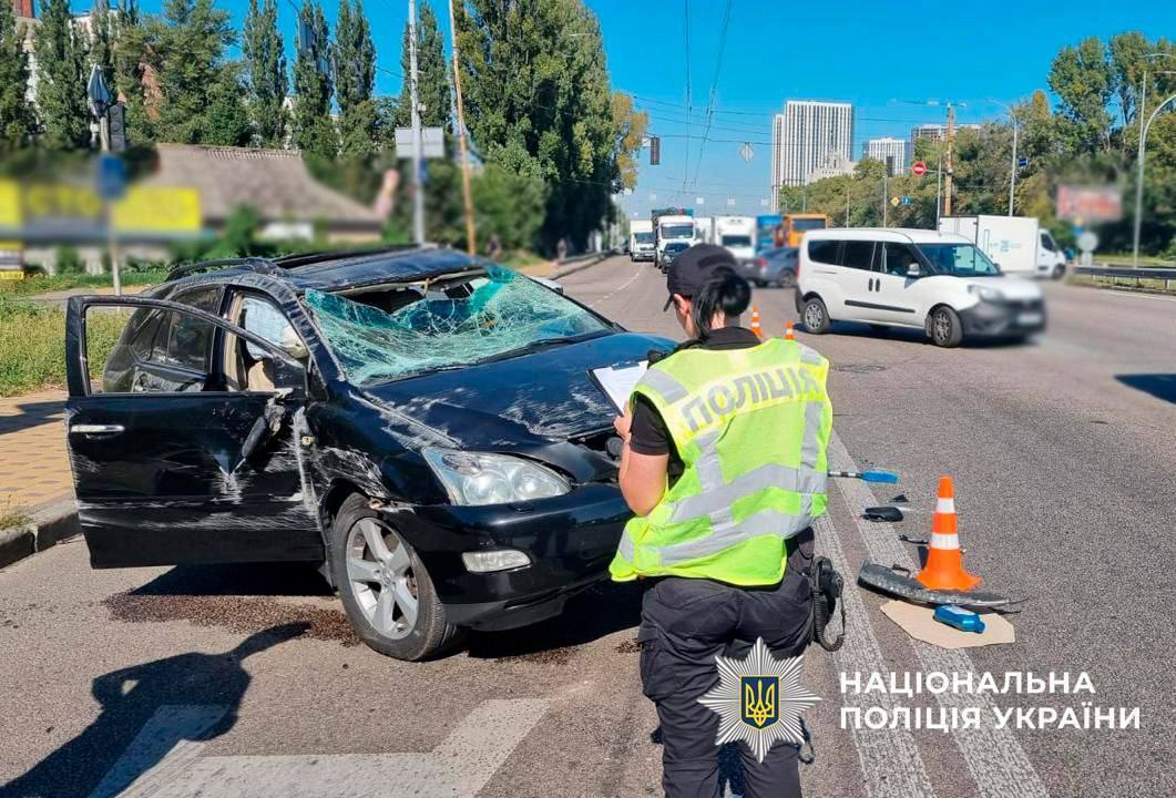 У Києві зіткнулись Nissan та Lexus: одна з машин перекинулась, постраждала дитина. Фото