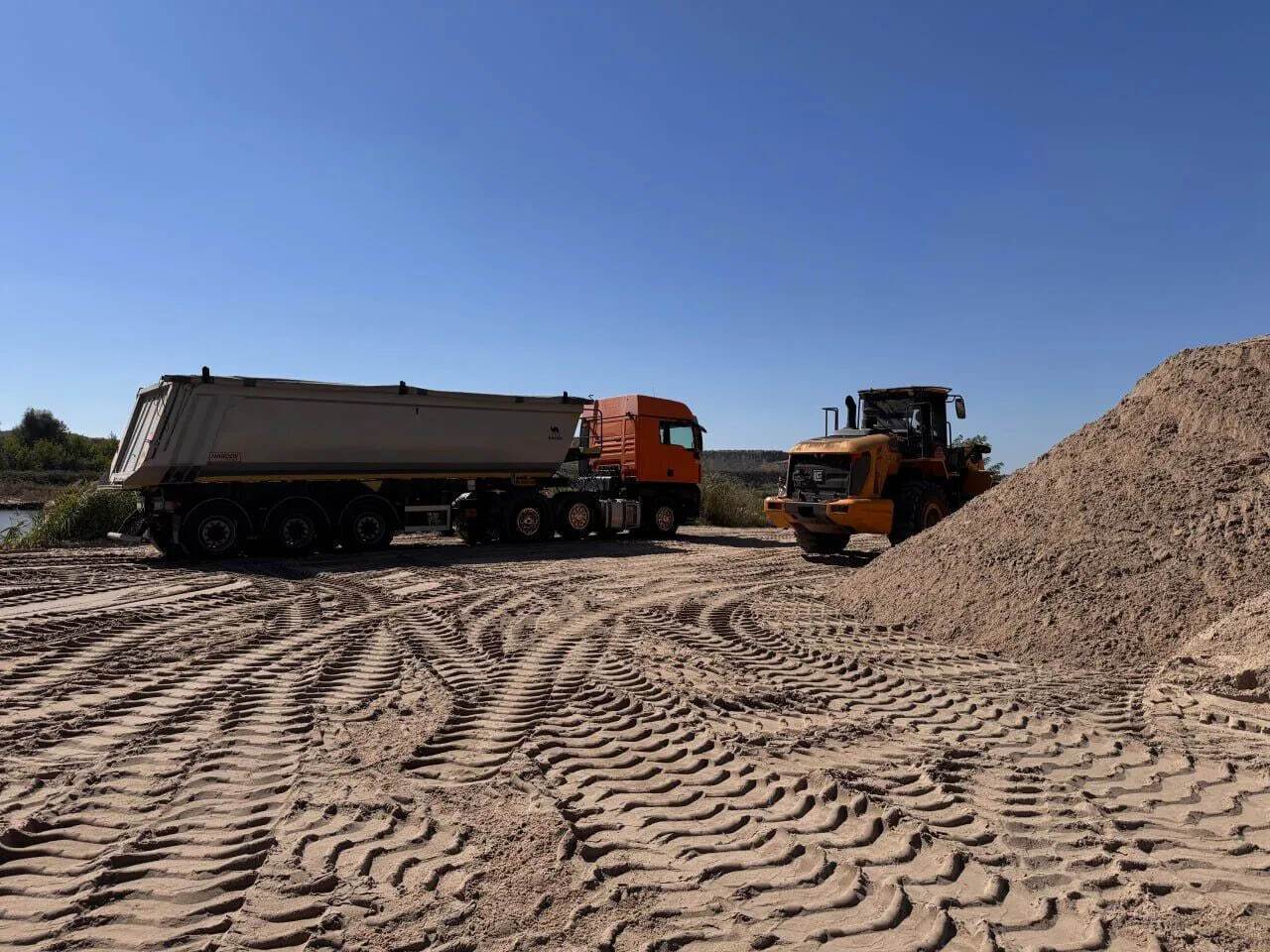 Скандальна справа про незаконний видобуток піску на Київщині: журналісти зафіксували, що "бізнес" продовжує працювати. Фото