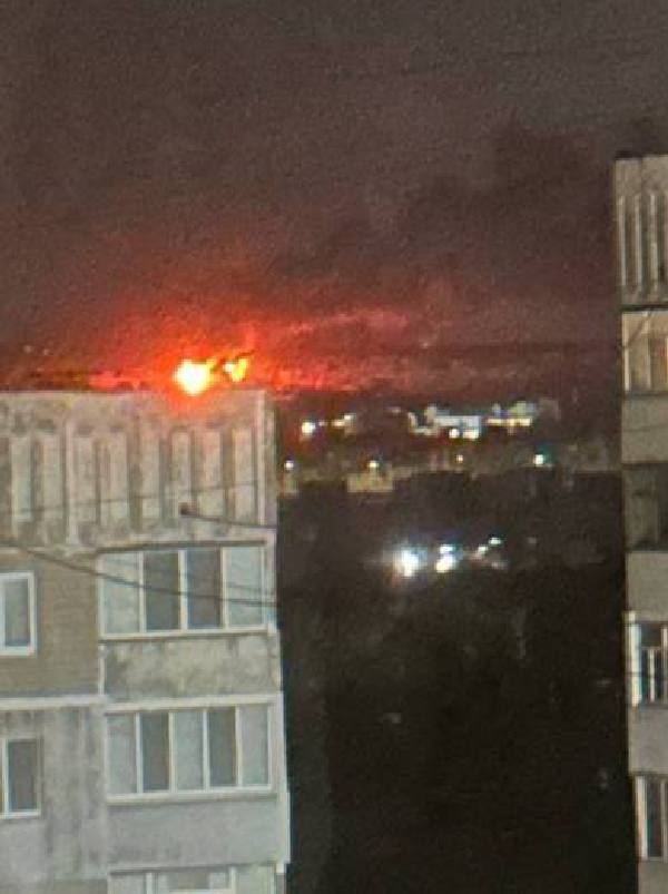 В окупованому Луганську спалахнула нафтобаза після атаки дронів. Фото й відео