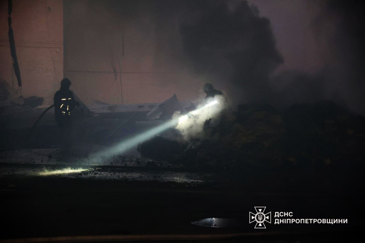 Окупанти завдали удару по підприємству в Дніпрі: сталась пожежа. Фото