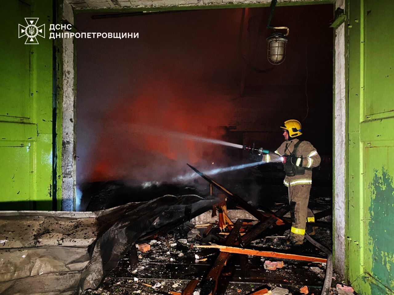 Окупанти завдали удару по підприємству в Дніпрі: сталась пожежа. Фото
