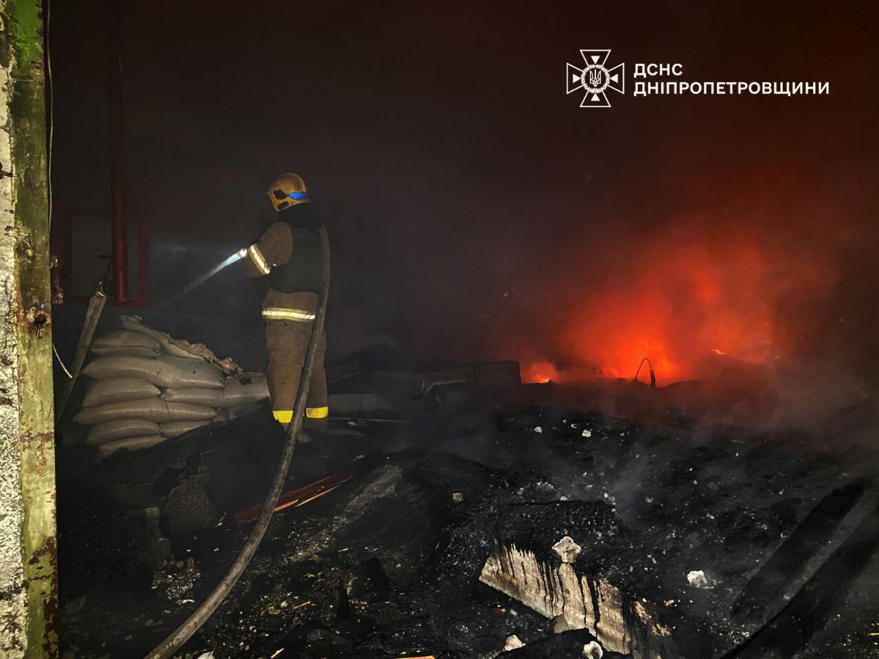 Окупанти завдали удару по підприємству в Дніпрі: сталась пожежа. Фото