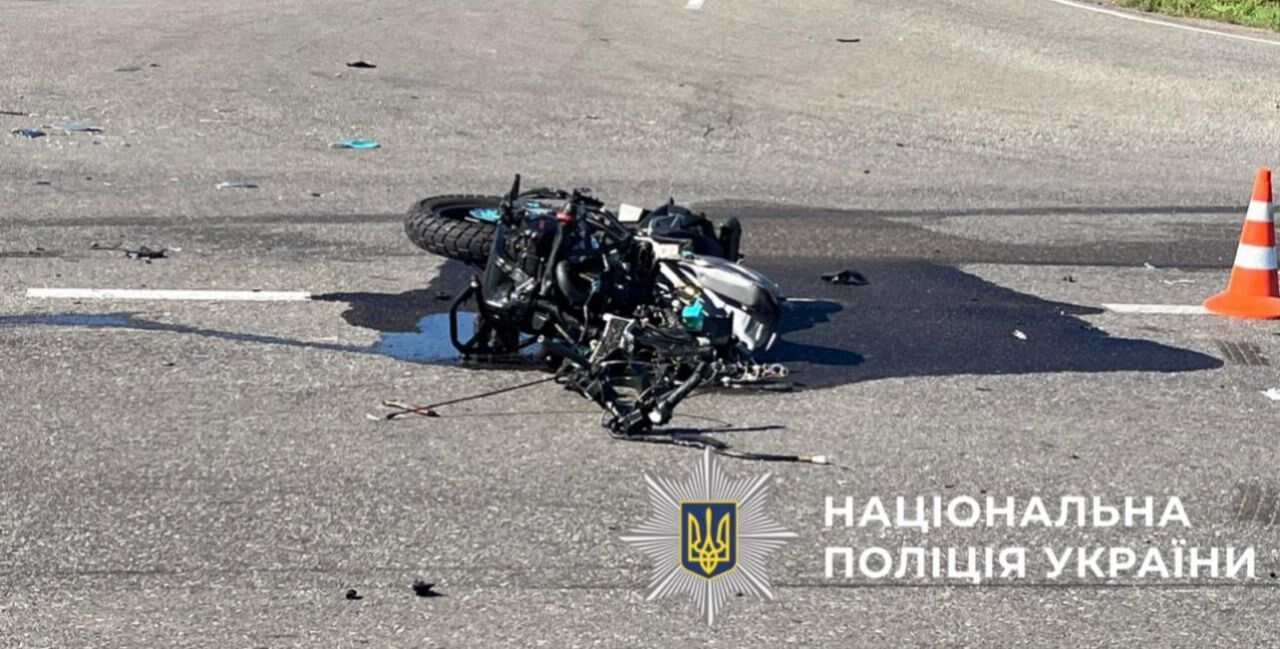 Під Києвом внаслідок зіткнення з легковиком загорівся мотоцикл: є загиблий. Подробиці та фото