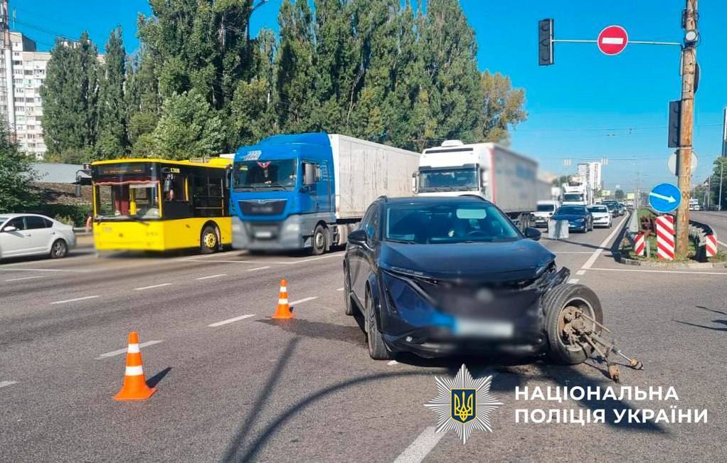 У Києві зіткнулись Nissan та Lexus: одна з машин перекинулась, постраждала дитина. Фото