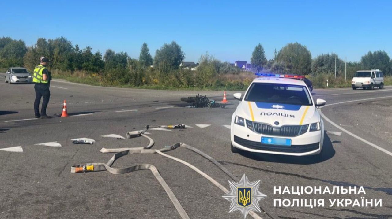 Під Києвом внаслідок зіткнення з легковиком загорівся мотоцикл: є загиблий. Подробиці та фото