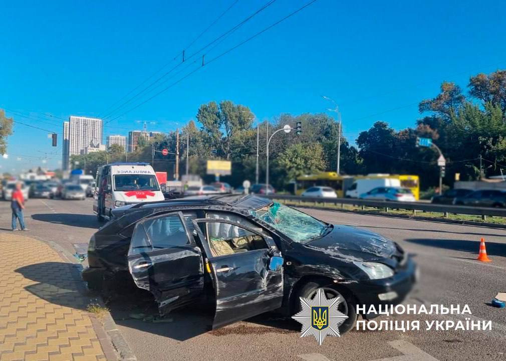 У Києві зіткнулись Nissan та Lexus: одна з машин перекинулась, постраждала дитина. Фото