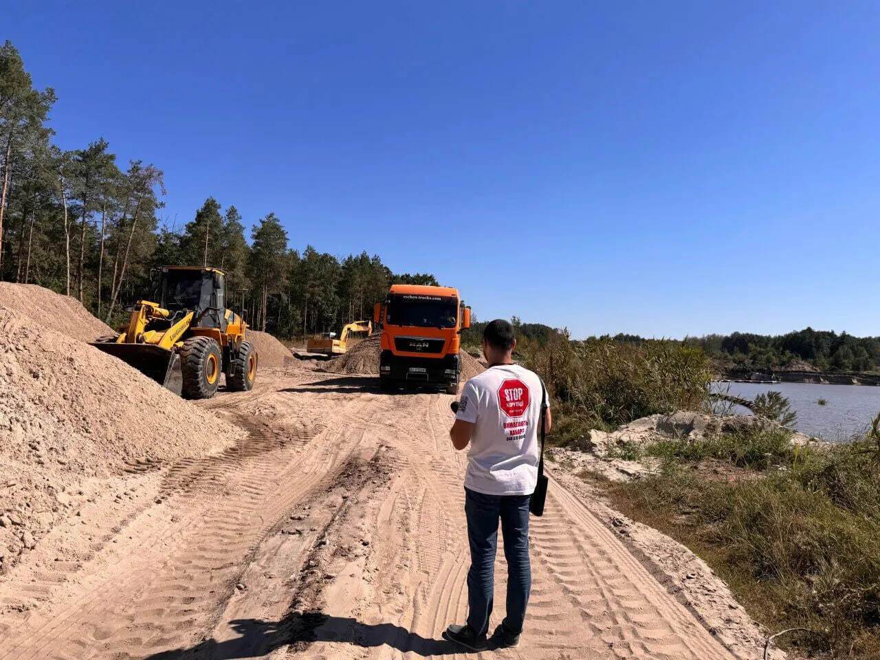 Скандальна справа про незаконний видобуток піску на Київщині: журналісти зафіксували, що "бізнес" продовжує працювати. Фото