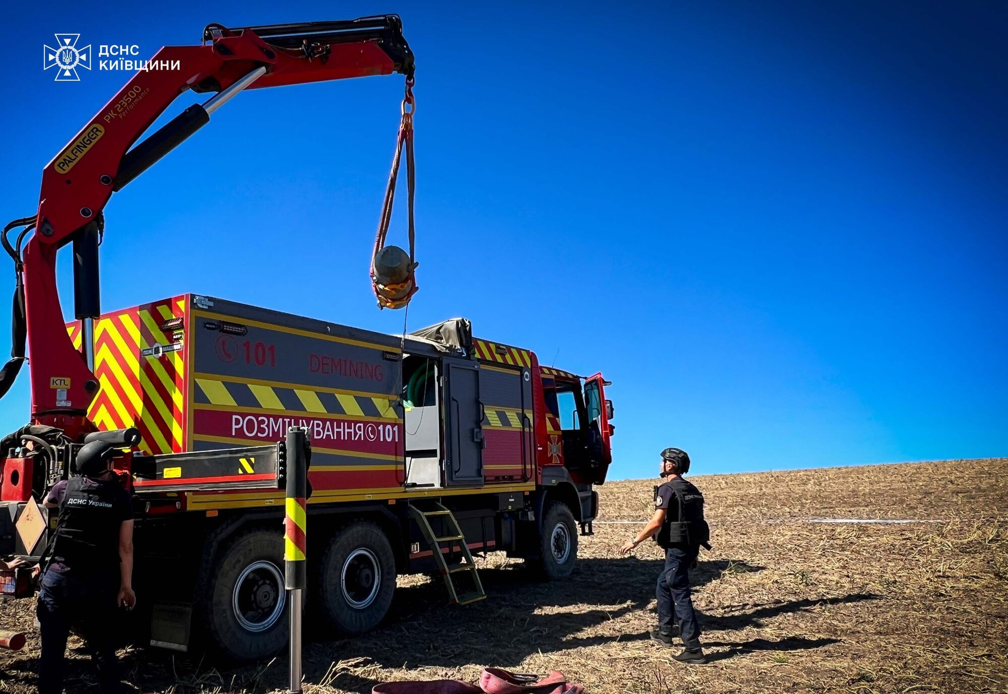 На Киевщине посреди поля нашли боевую часть российской крылатой ракеты Х-101. Фото