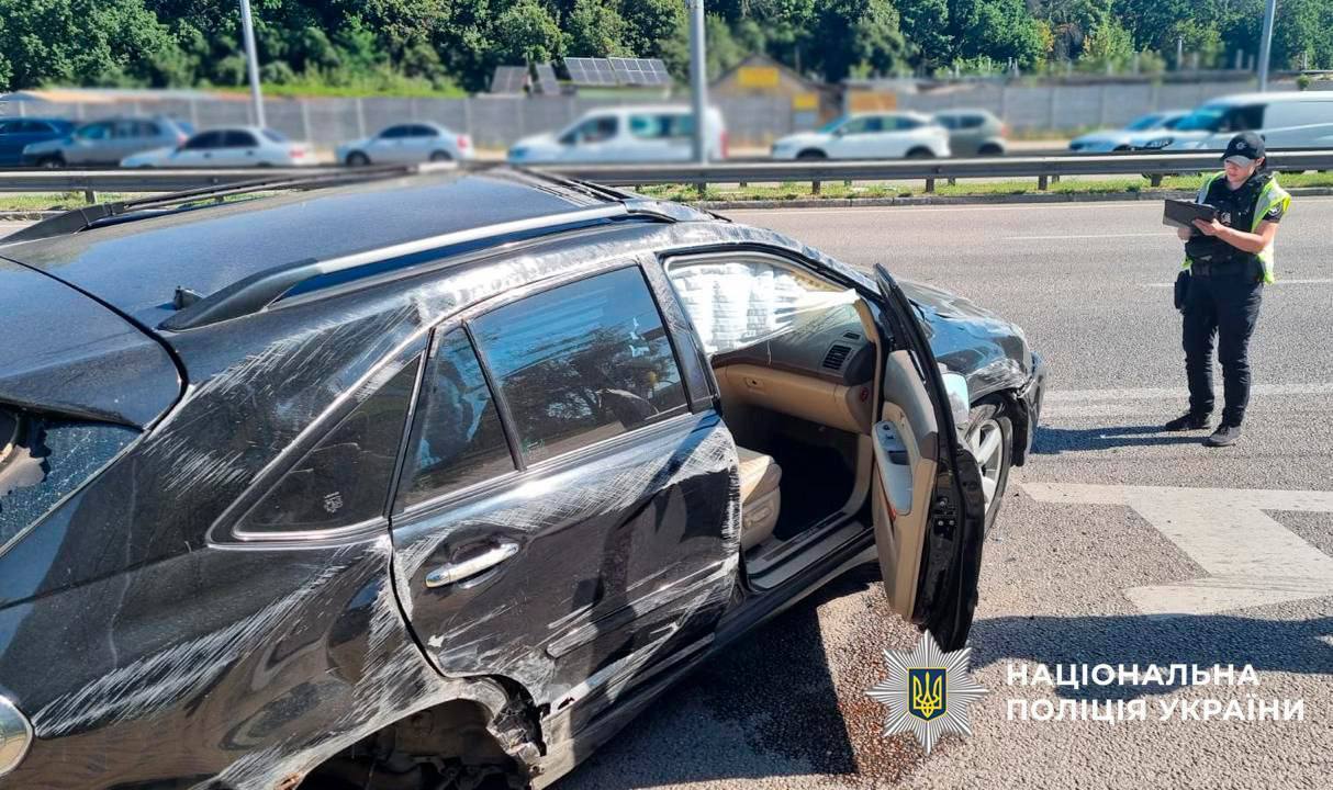 У Києві зіткнулись Nissan та Lexus: одна з машин перекинулась, постраждала дитина. Фото