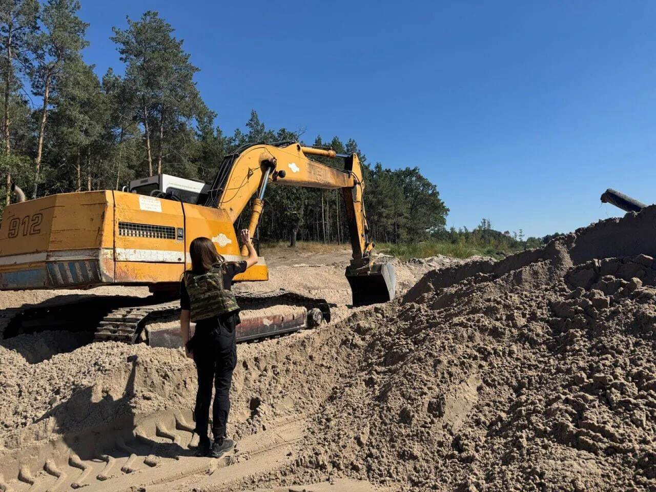 Скандальна справа про незаконний видобуток піску на Київщині: журналісти зафіксували, що "бізнес" продовжує працювати. Фото