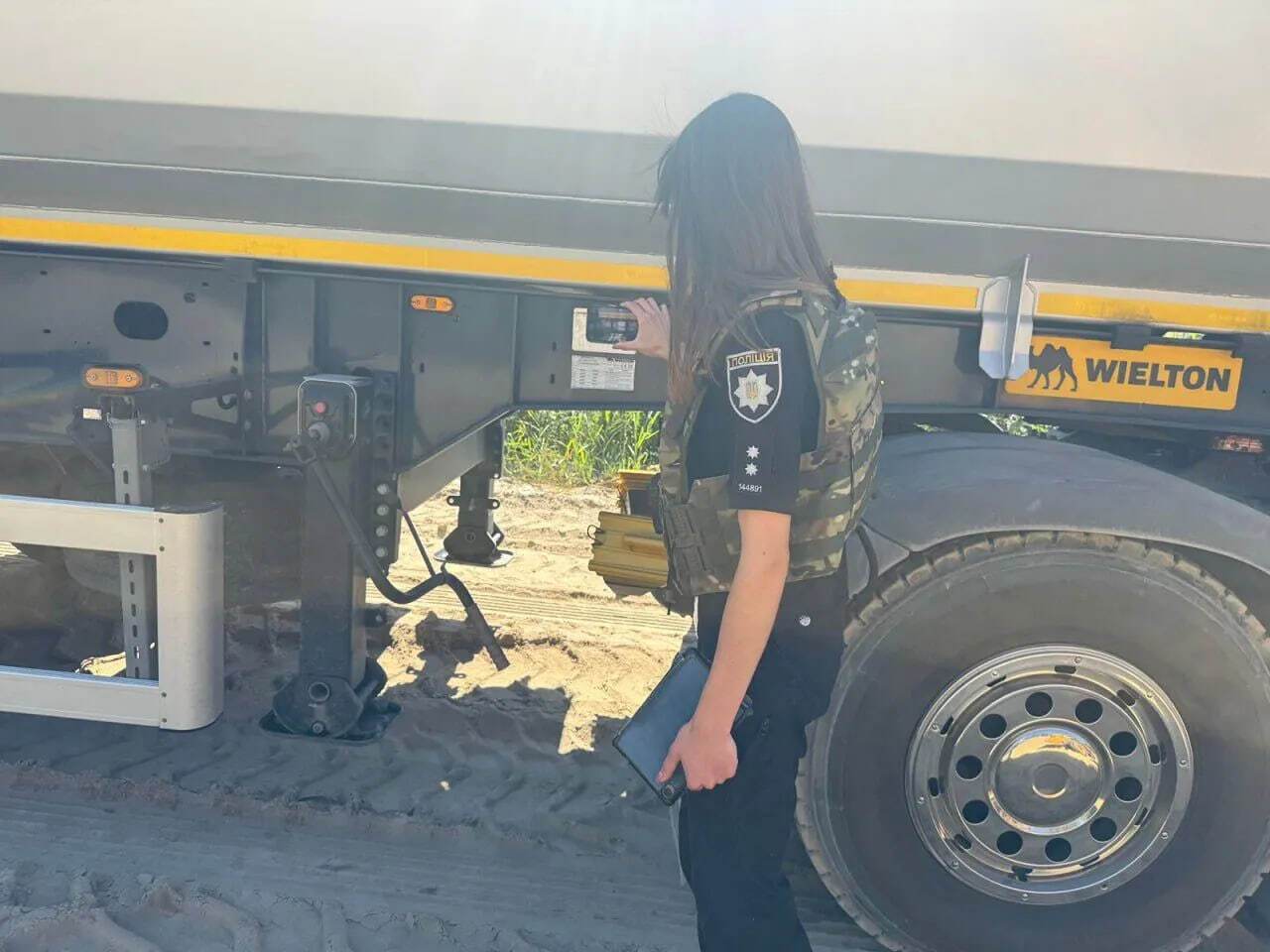 Скандальна справа про незаконний видобуток піску на Київщині: журналісти зафіксували, що "бізнес" продовжує працювати. Фото