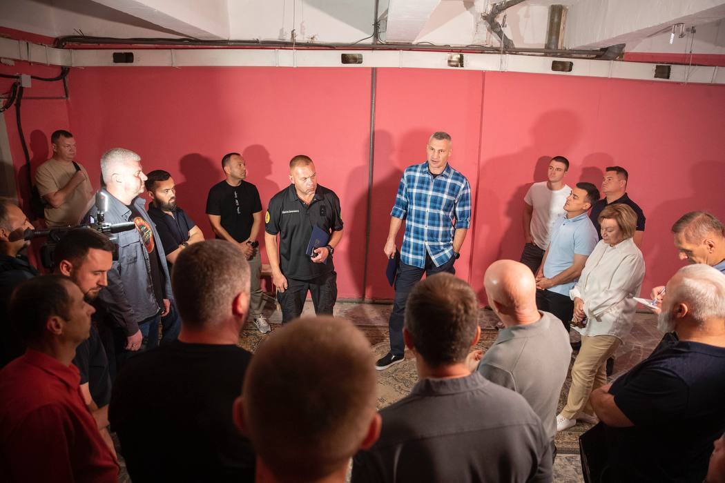 Кличко раскритиковал неудовлетворительные темпы ремонта и строительства укрытий в районах Киева: освоено только 20% средств. Фото