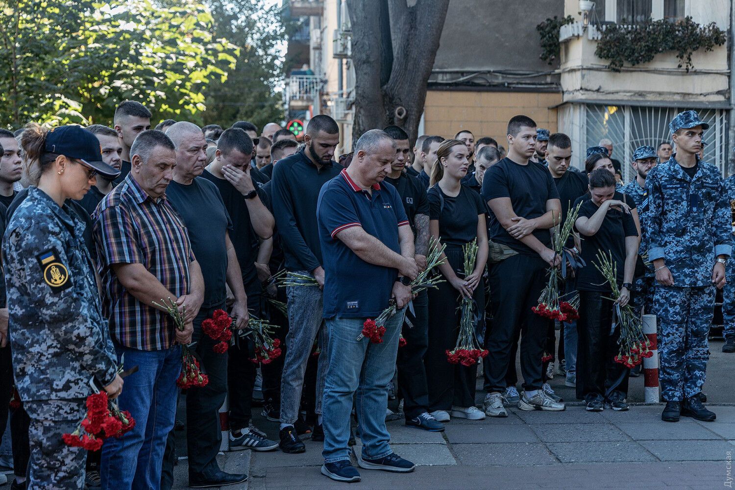 У них впереди была целая жизнь: в Одессе попрощались с курсантами, погибшими в результате удара российского дрона по кораблю. Фото