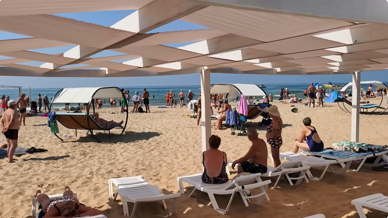 У Криму зірвано "оксамитовий сезон": російські туристи пакують валізи і виїжджають через нафтову пляму