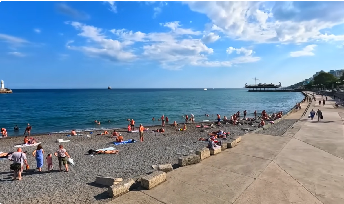 У Криму зірвано "оксамитовий сезон": російські туристи пакують валізи і виїжджають через нафтову пляму