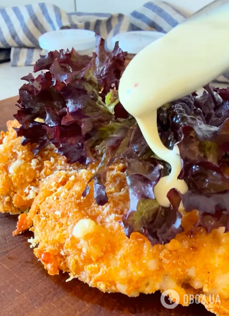 Салат ''Цезарь'' по-новому: больше не нужно нарезать курицу кусочками