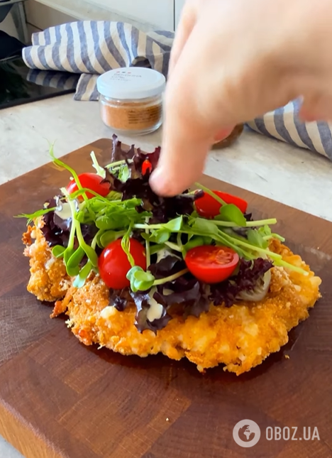 Салат ''Цезарь'' по-новому: больше не нужно нарезать курицу кусочками