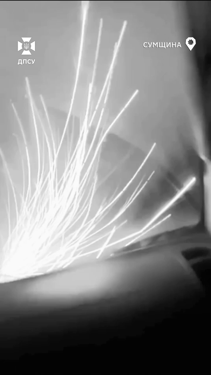 На Сумщині ворожий FPV-дрон влучив у лобове скло авто українських воїнів і не вибухнув: момент потрапив на відео