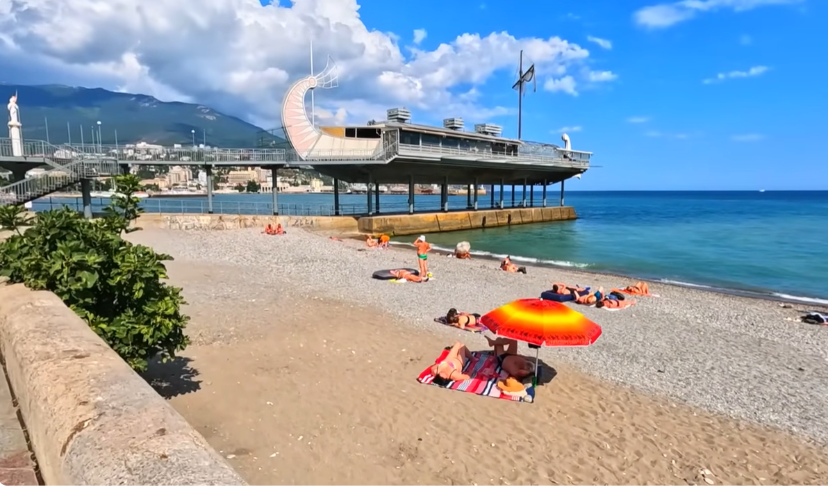 У Криму зірвано "оксамитовий сезон": російські туристи пакують валізи і виїжджають через нафтову пляму