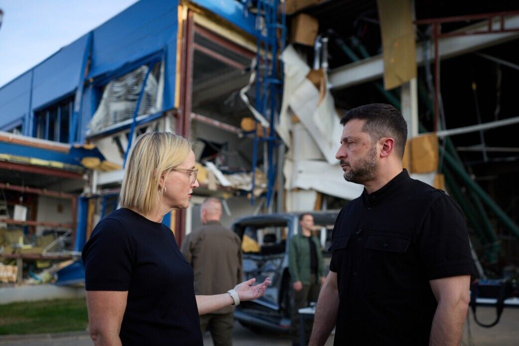 Здесь производили бытовую технику: Зеленский посетил американский завод в Мукачево, который обстреляла Россия. Видео