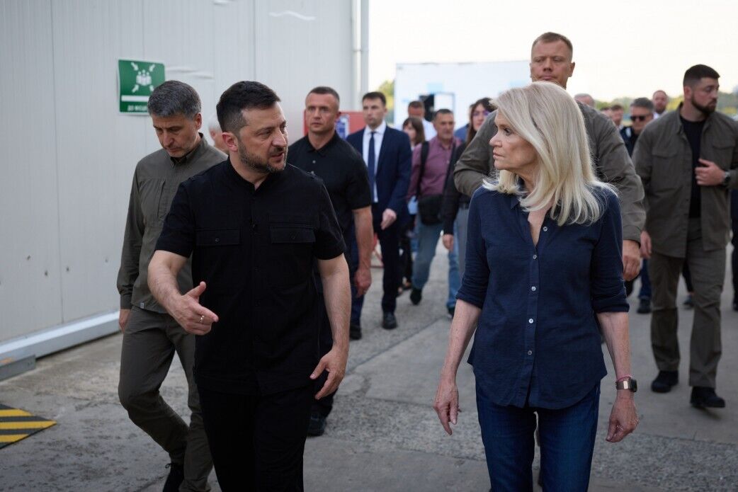 Здесь производили бытовую технику: Зеленский посетил американский завод в Мукачево, который обстреляла Россия. Видео